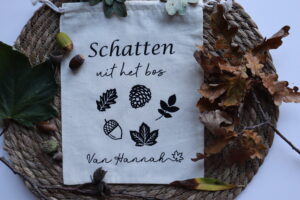 Linnen zakje met bedrukking schatten uit het bos en naam gepersonaliseerd